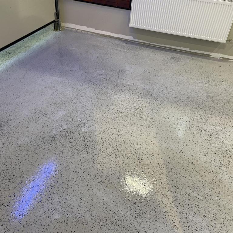 2022 der Boden in der Fahrzeughalle neu versiegelt