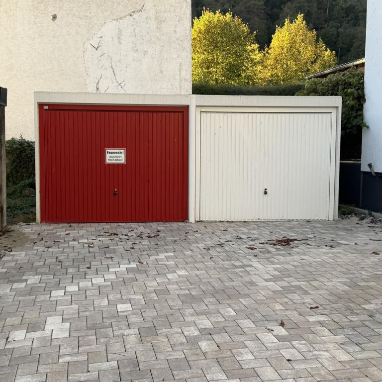 linke Garage nutzt die Feuerwehr, rechte die Ortsgemeinde